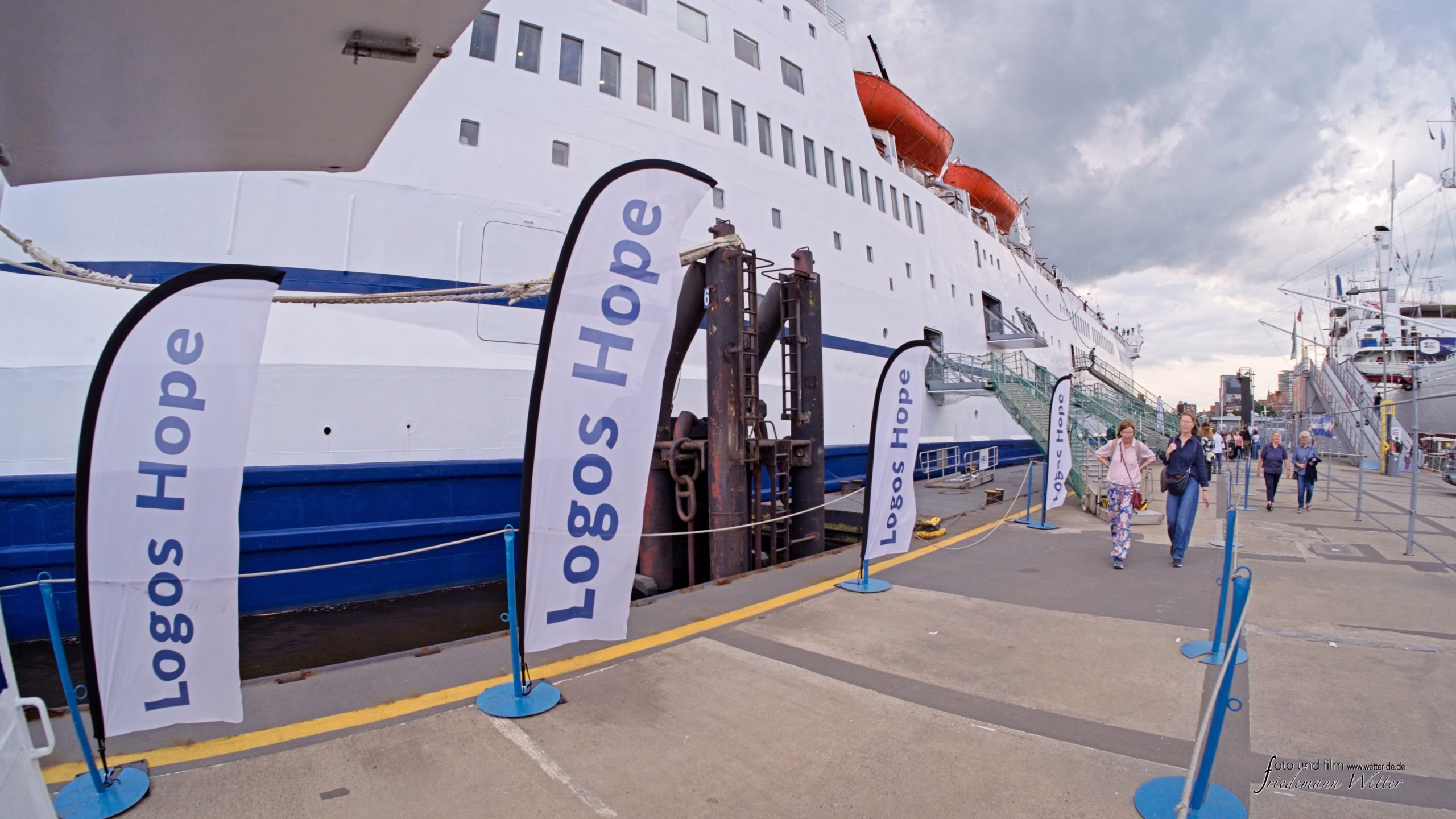 Hamburg mit Logos Hope